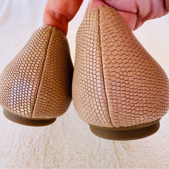 Calvin Klein Oneta genuine leather Tan
Flats with Textured Toe Cap SIZE 9 - Picture 5 of 11